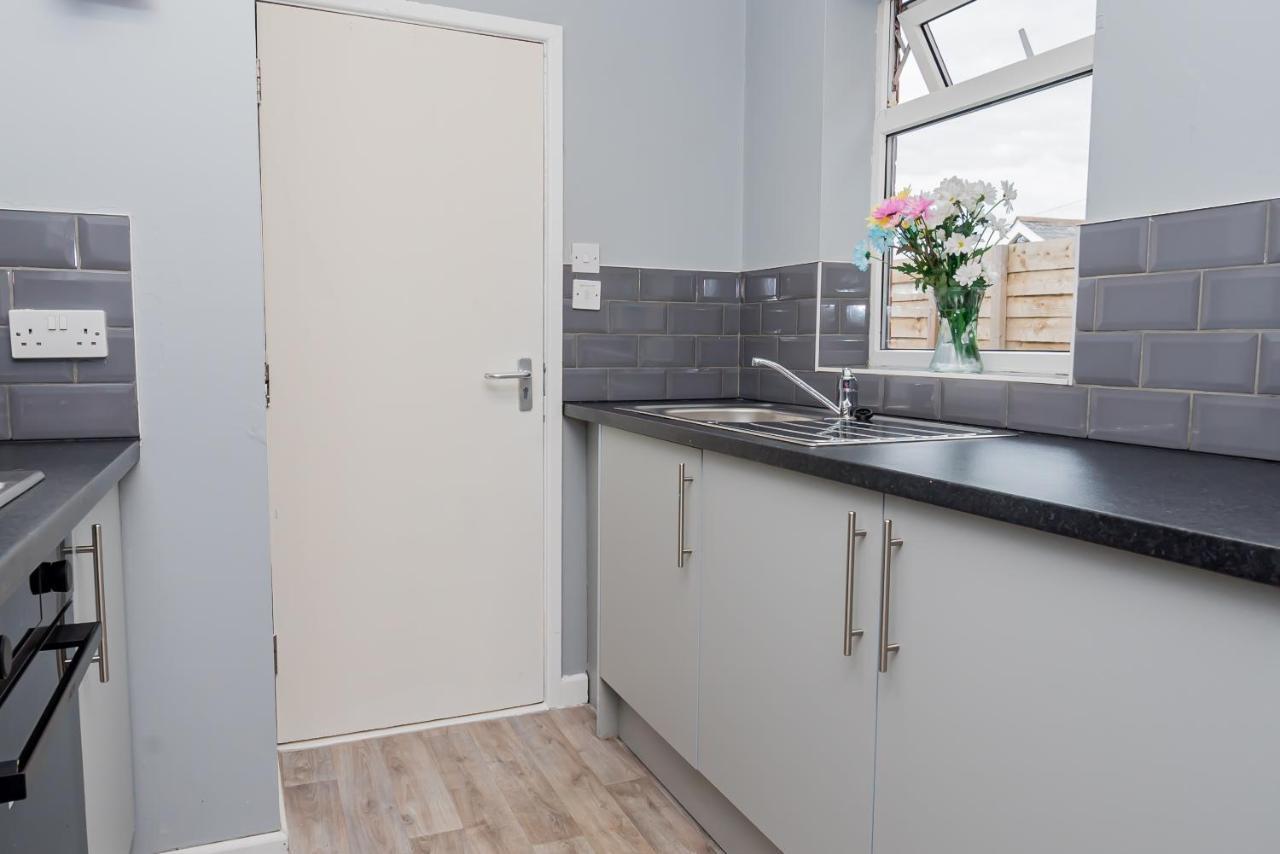 Shirley House 2, Self Catering Guest House, Self Check In, Smart Locks, 10 Min Walk To Southampton General, Aspire And Princess Anne Hospitals, Access To Fully Equipped Kitchen, Excellent Transport Links, Ideal For Longer Stays And Hospital Shifts Экстерьер фото